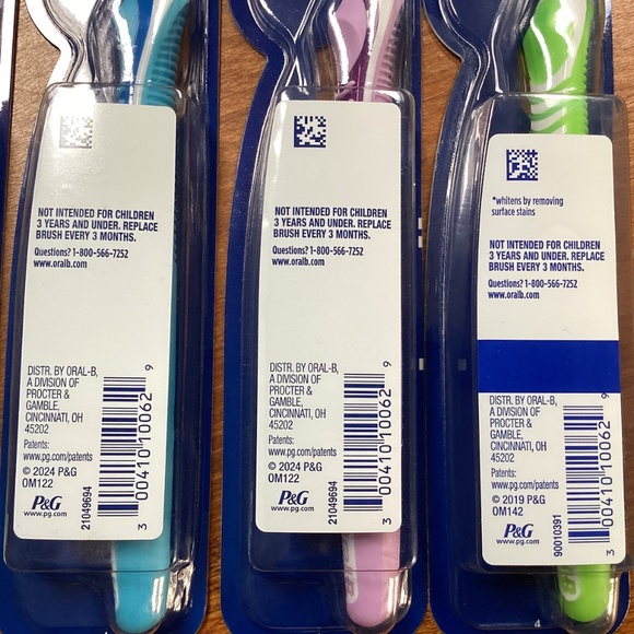 Oral B Medium Advanced Whitening Manual Toothbrush Bundle NEW - Picture 8 of 10